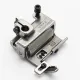 Piciorus presor cu rola zimtata de metal si ghidaj reglabil pentru masini industriale tip uberdeck de cusut acoperire cu 3 ace si 5 fire, distanta intre ace 6,4mm