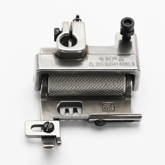 Piciorus presor cu rola zimtata de metal si ghidaj reglabil pentru masini industriale tip uberdeck de cusut acoperire cu 3 ace si 5 fire, distanta intre ace 6,4mm