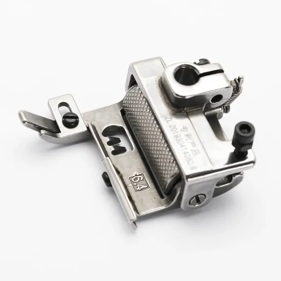 Piciorus presor cu rola zimtata de metal si ghidaj reglabil pentru masini industriale tip uberdeck de cusut acoperire cu 3 ace si 5 fire, distanta intre ace 6,4mm