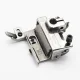 Piciorus presor cu rola zimtata de metal si ghidaj reglabil pentru masini industriale tip uberdeck de cusut acoperire cu 3 ace si 5 fire, distanta intre ace 6,4mm