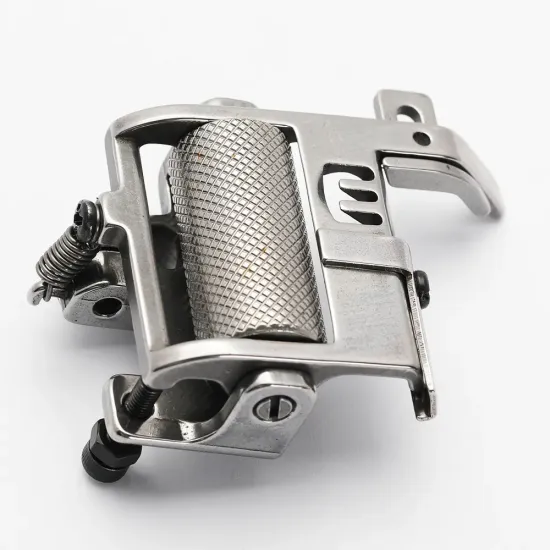 Piciorus presor cu rola zimtata de metal si ghidaj reglabil pentru masini industriale tip uberdeck de cusut acoperire cu 3 ace si 5 fire, distanta intre ace 6,4mm