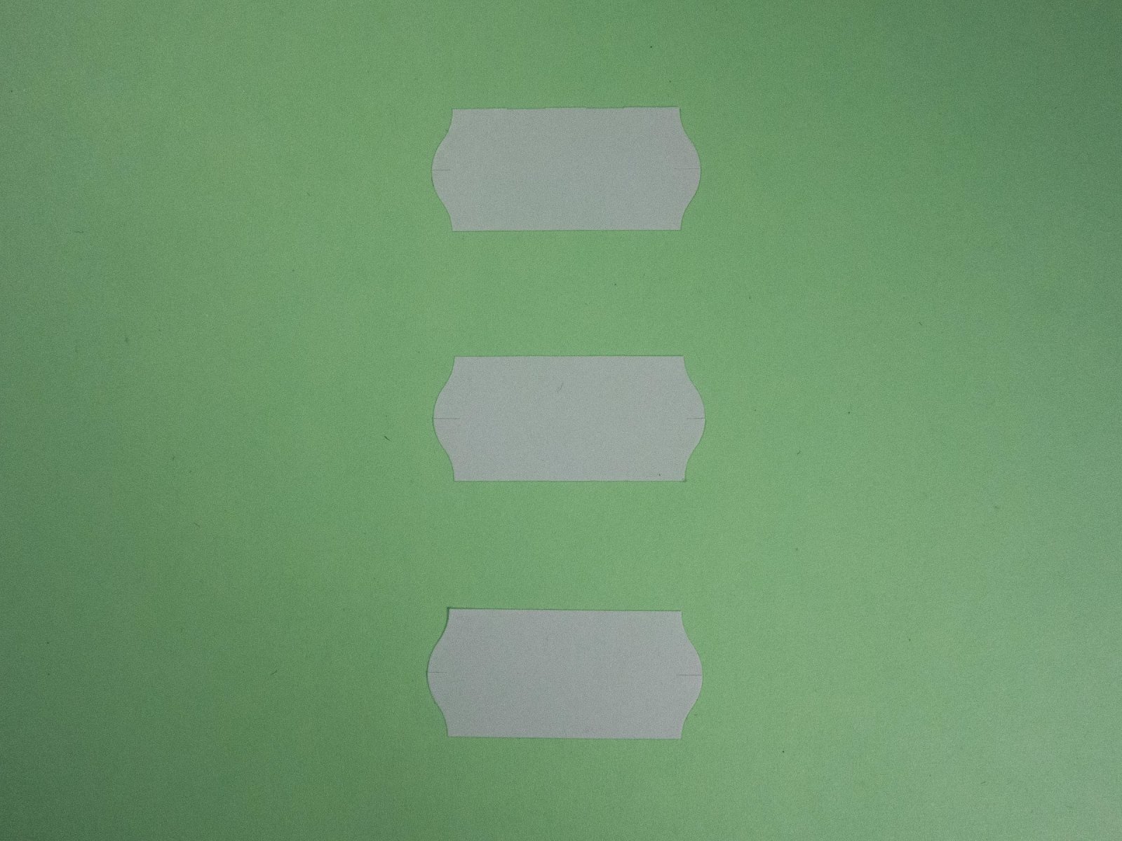 Etichete autoadezive cu adeziv permanent, dimensiune 26×12mm, colturi rotunjite, 1500 etic/rola, albe